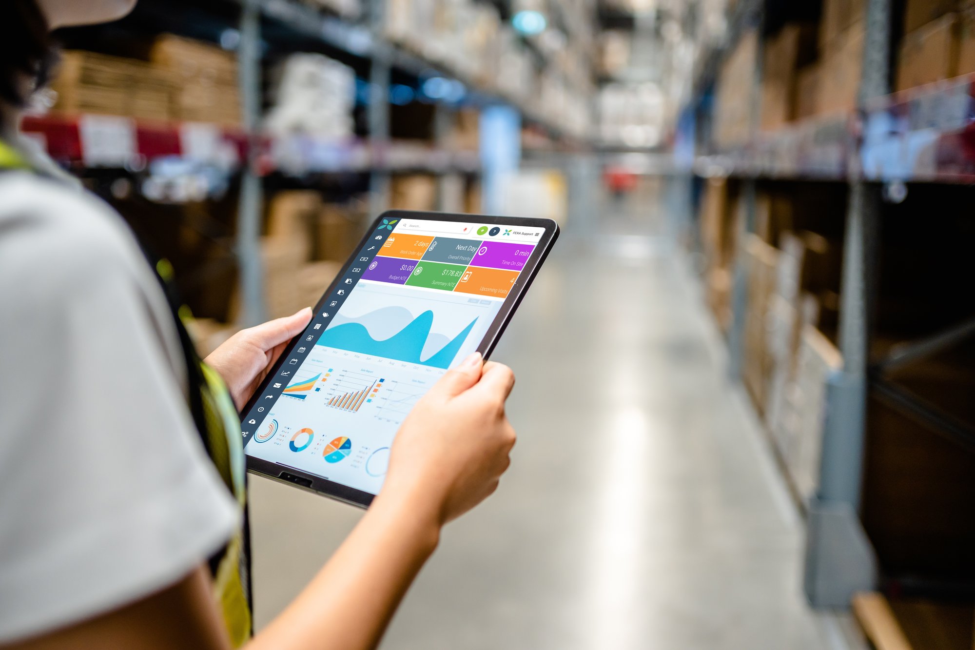 Warehouse woman with FEXA ipad image